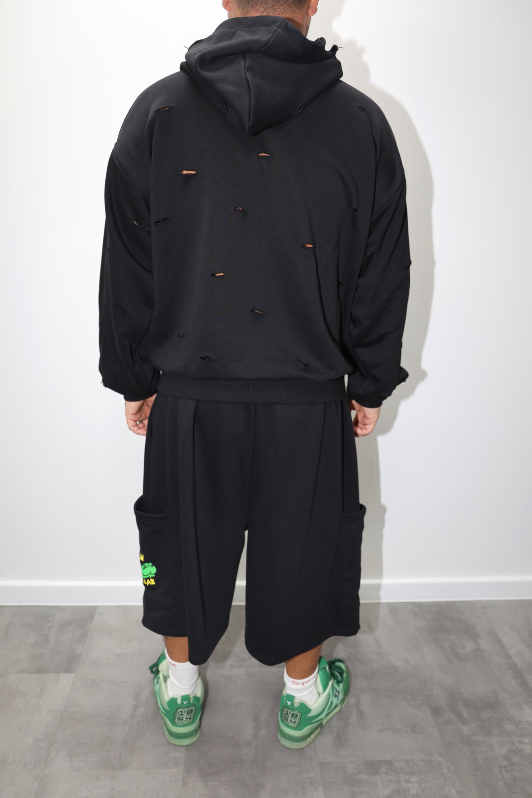PANTALONE CON TASCONE LATERALE